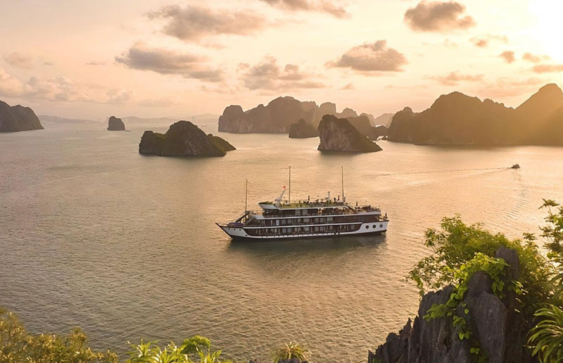Quiet Luxury Cruises in Halong Bay | Du Yen Cruise Halong